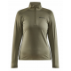 Vrouw draagt CORE Gain Midlayer W - ademende en comfortabele tussenlaag voor outdoor en sport