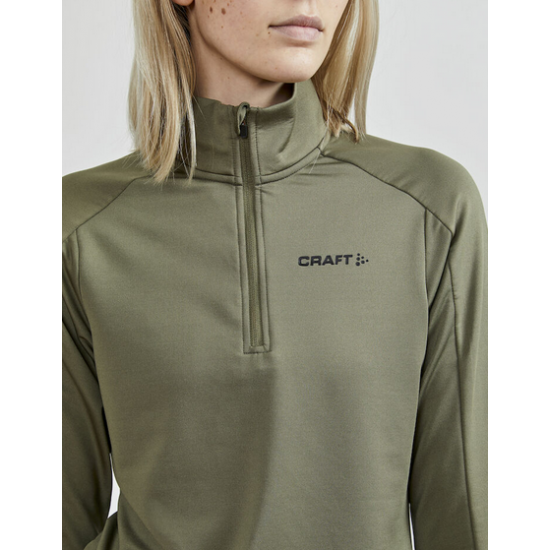 Vrouw draagt CORE Gain Midlayer W - ademende en comfortabele tussenlaag voor outdoor en sport