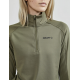 Vrouw draagt CORE Gain Midlayer W - ademende en comfortabele tussenlaag voor outdoor en sport